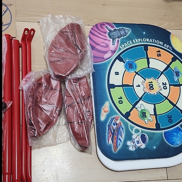 Basketball hoop + darts can be played on the back - Picture 10 of 14